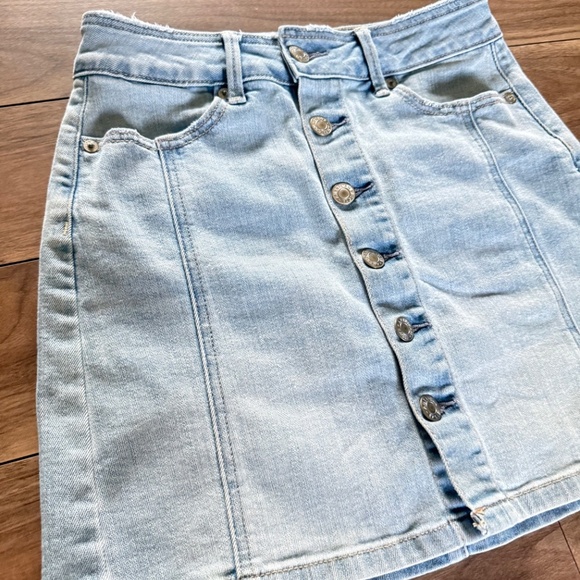 American Eagle | Size 00 | Light Wash Button-Front Denim Skirt - Picture 4 of 10